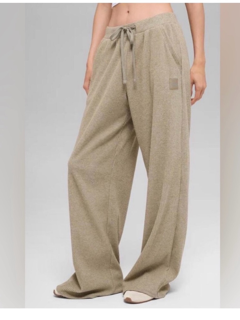 ALO Yoga Ribbed Wide-Leg Joggers in Gravel